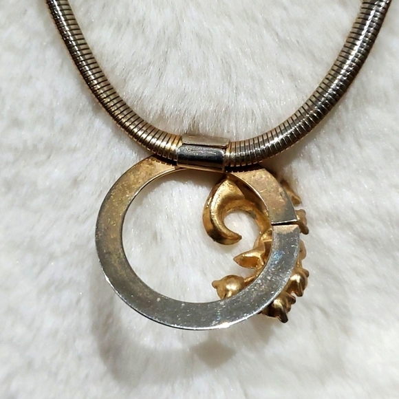 VINTAGE GOLDTONE PENDANT WITH GEMS NECKLACE - Picture 3 of 9